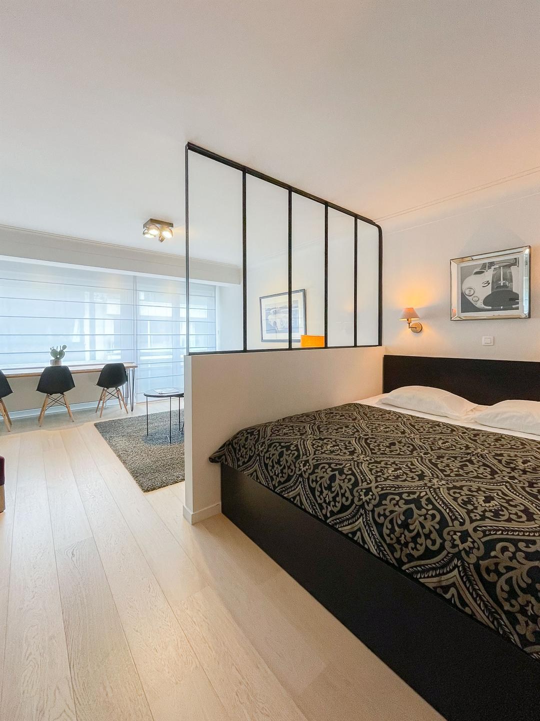 Gerenoveerde designstudio met slaaphoek centraal gelegen op de Kustlaan 