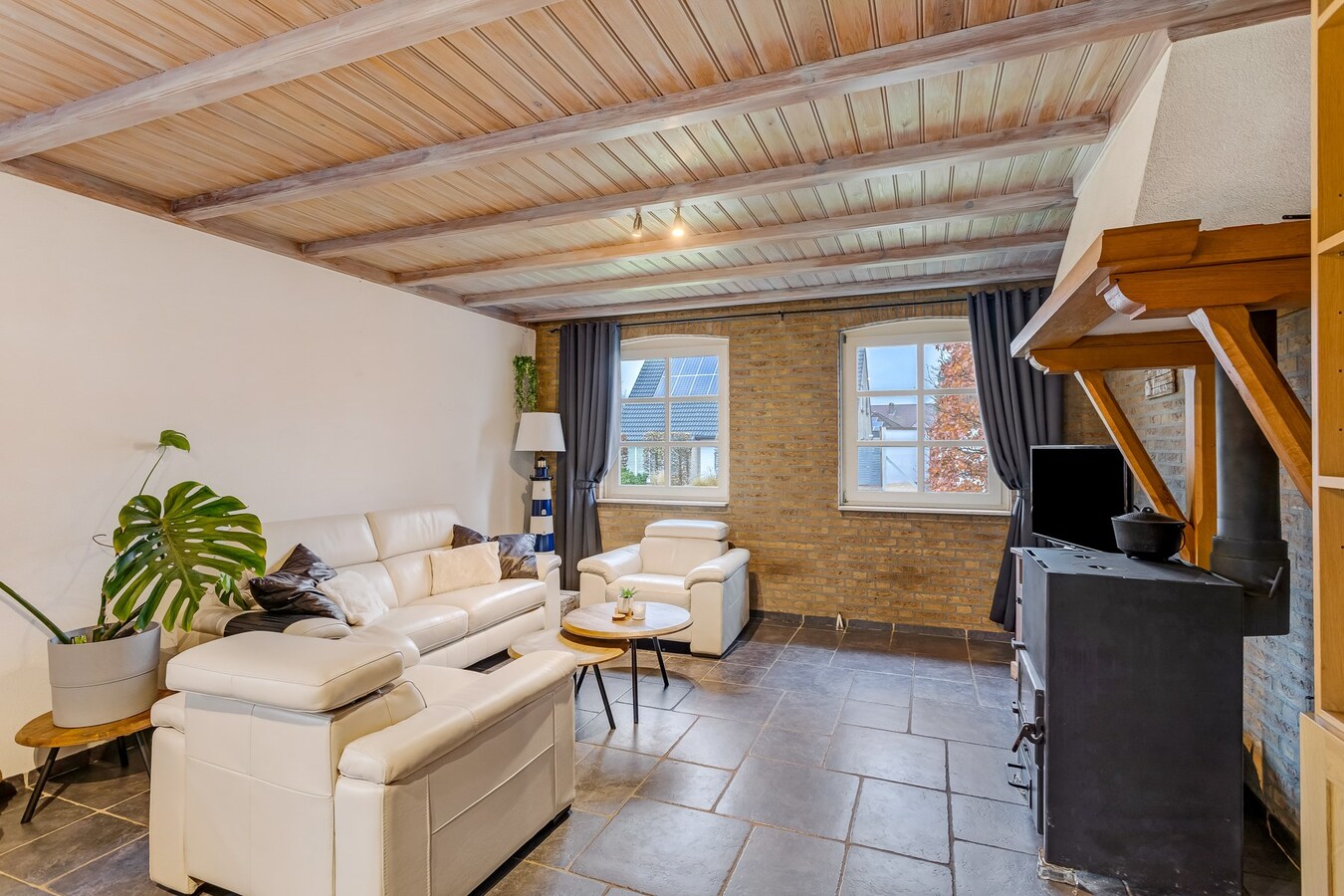 Vrijstaande woning met inpandige garage gelegen op een perceel van 784 m2 te Arendonk. 