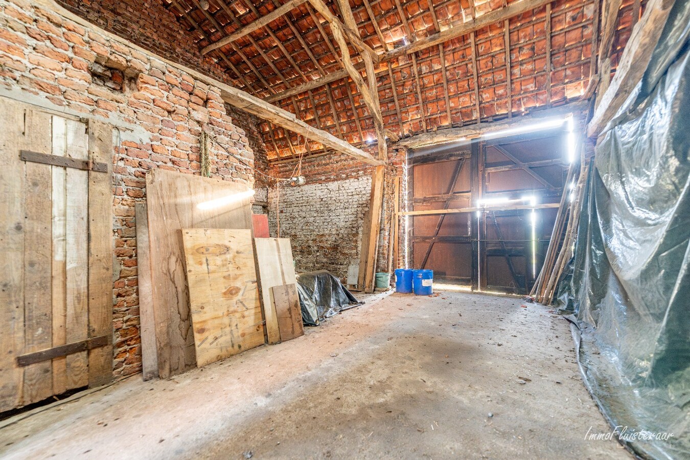 Renovatable farmhouse with stables and pastures on approximately 7 hectares in Hechtel-Eksel. 