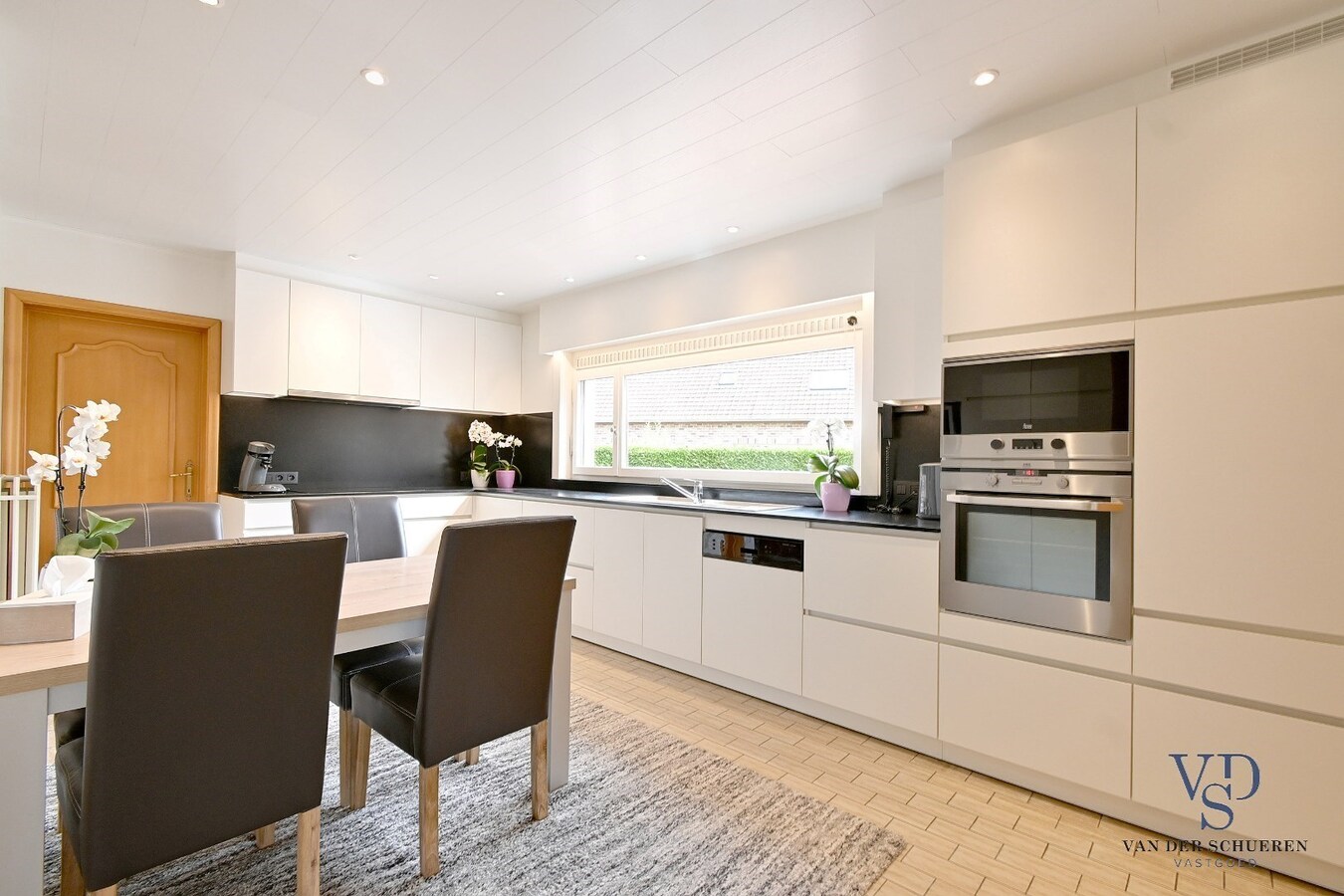 Statige villa in rustige residentiële wijk 