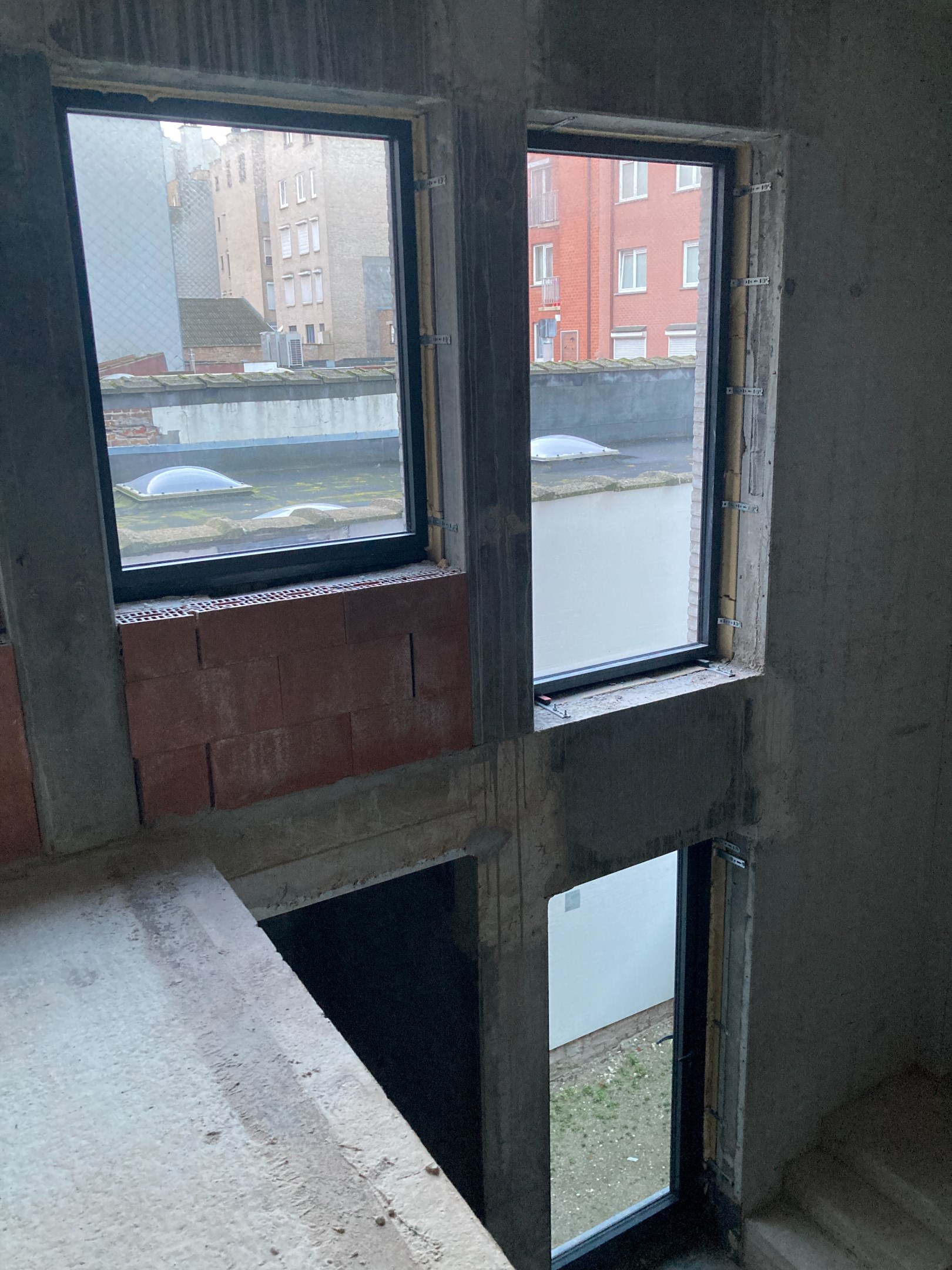 Casco winkelruimte met mezzanine met veel lichtinval gelegen  in een nieuwbouwresidentie op een toplocatie op die Lippenslaan te Knokke. 