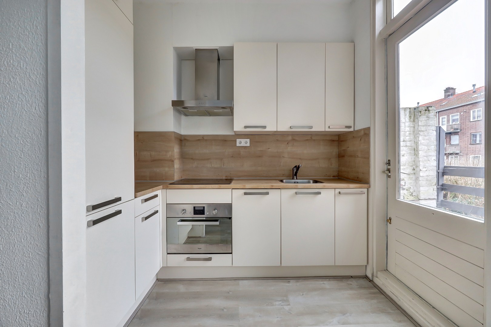 Sfeervol en karakteristiek jaren '30 bovenwoning met prachtige glas-in-lood details, 2 goede slaapkamers, ruime keuken en badkamer en gelegen op eigen grond! 