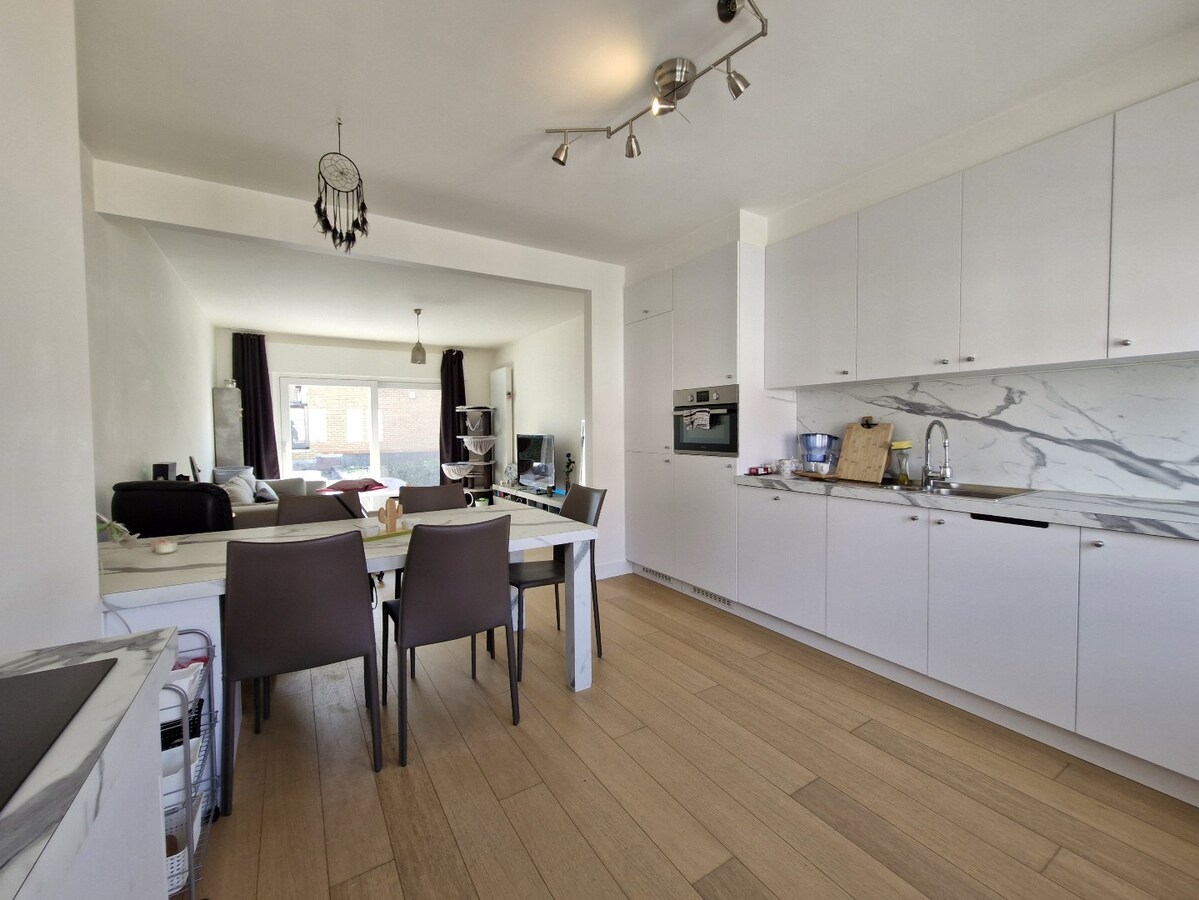 Ruim duplex-appartement met 2 slaapkamers en 2 badkamers op centrale ligging. 