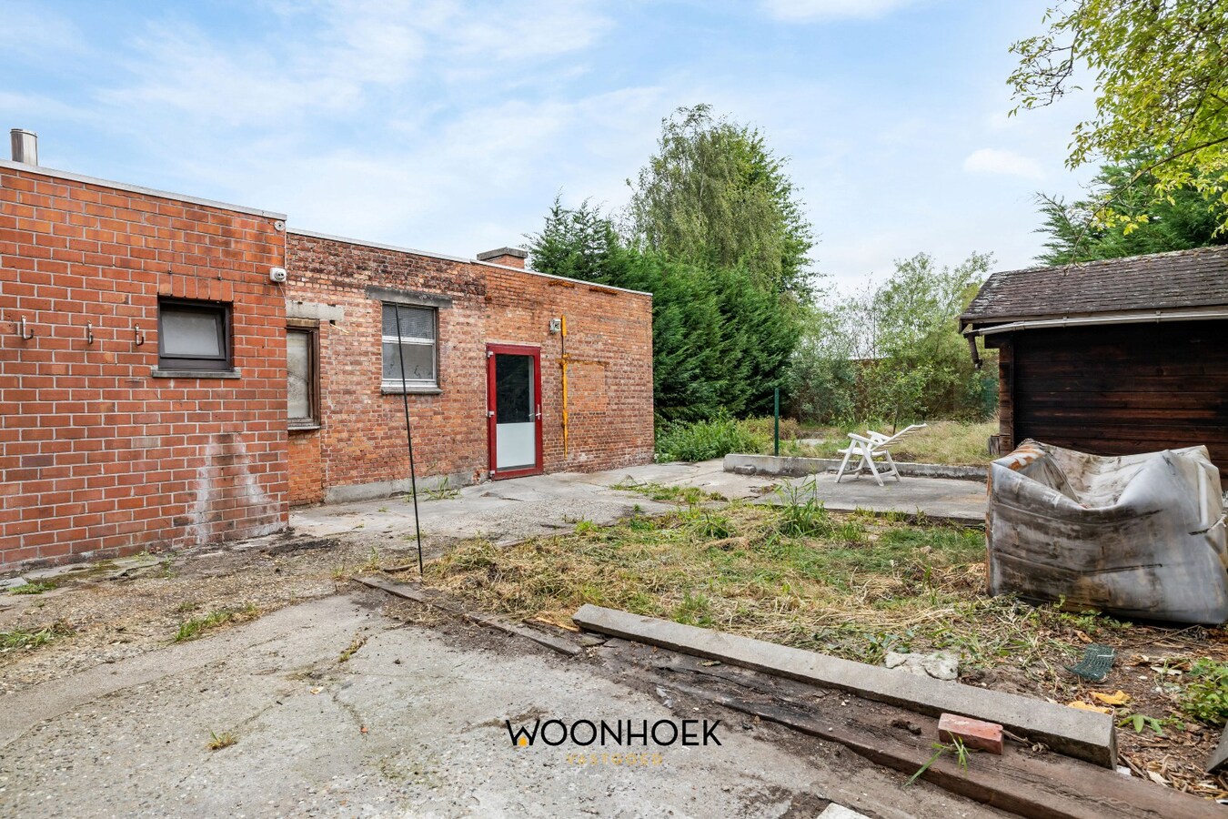 Ruime, te renoveren woning met diverse mogelijkheden 