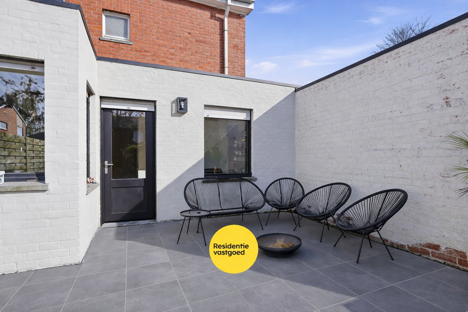 Halfopen bebouwing in een rustige woonwijk te Loppem 