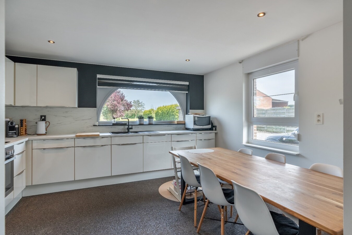 Ruime woning in Dorne(Maaseik) met 4 slaapkamers, gelegen op een uitzonderlijk ruim perceel. 