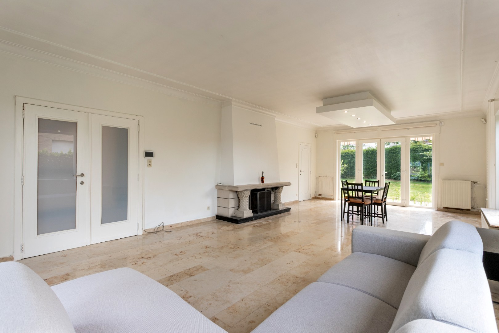Ruime 4-gevelwoning met 4 slaapkamers, bureau, garage en tuin op 626 m² met bouwpotentieel in Halle 