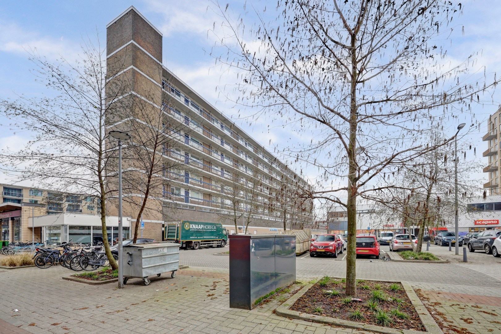 Dit ruime 3 -(voorheen 4) kamer appartement heeft een lichte woonkamer, zonnige balkon, 2 slaapkamers en is gelegen op 6e etage. 