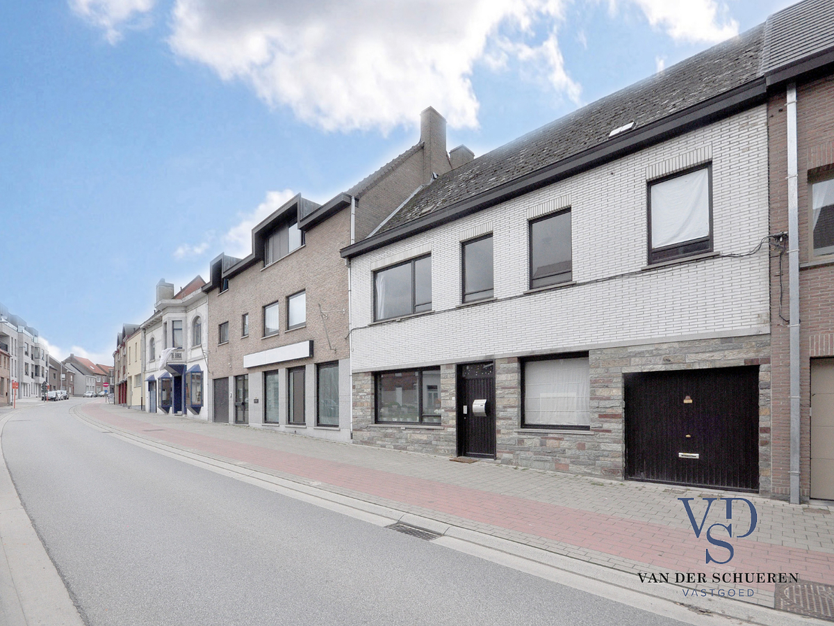 Op te frissen gezinswoning in hartje Gavere ! 