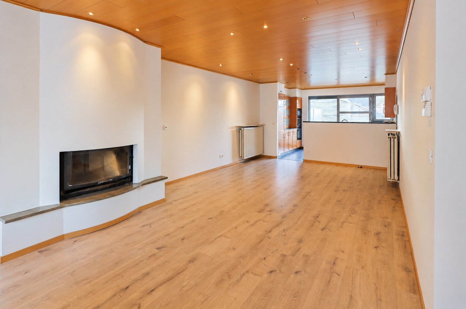 Bel-etagewoning met tuin, loods (450 m²) en tal van mogelijkheden 