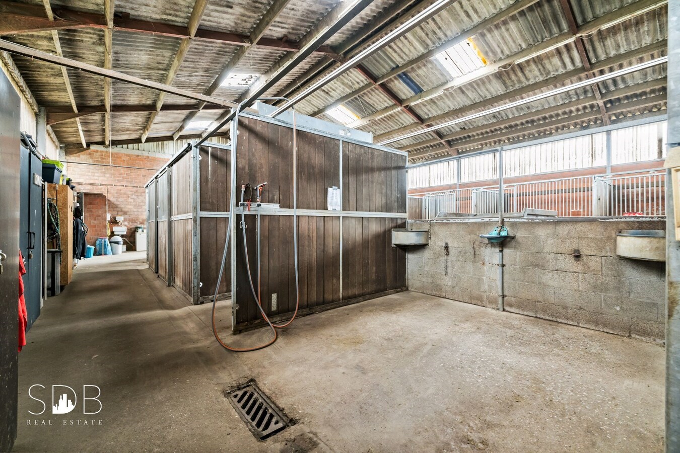 Hedendaagse woning inclusief paardenaccommodatie en graslanden op 4,22ha 