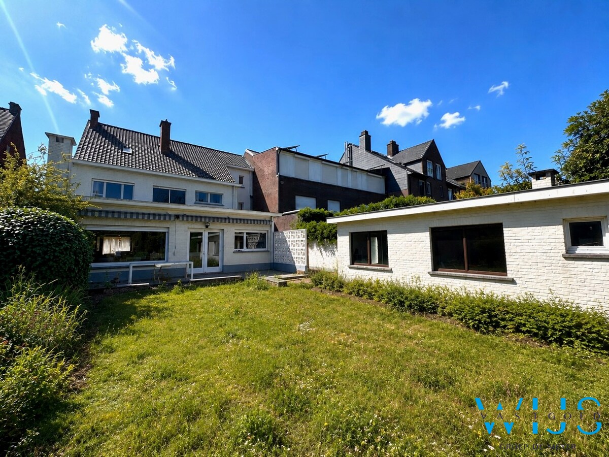 Karaktervolle en instapklare woning met uitzonderlijk perceel van 1.445 m² in hartje Ertvelde 
