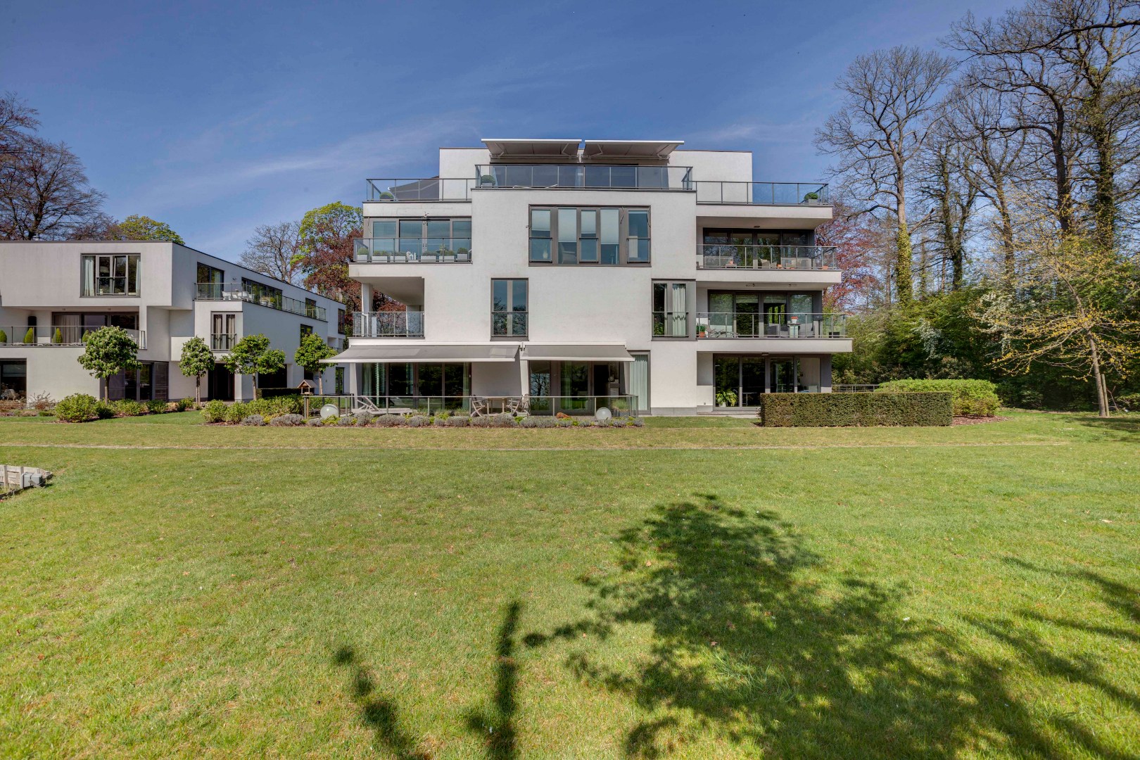 Instapklaar modern appartement  met terras en ondergrondse staanplaats 