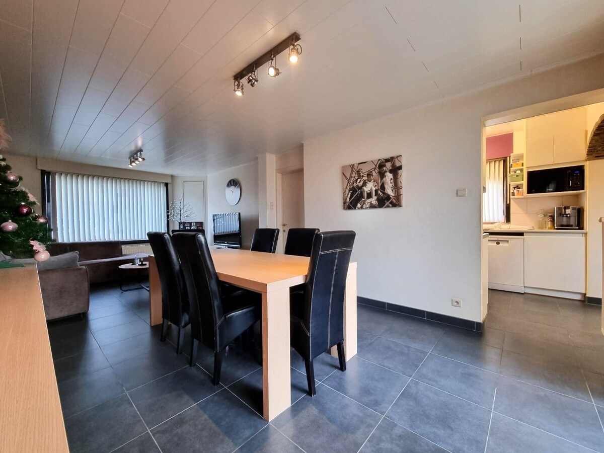 Halfopen woning met garage en dubbele oprit te Heist 