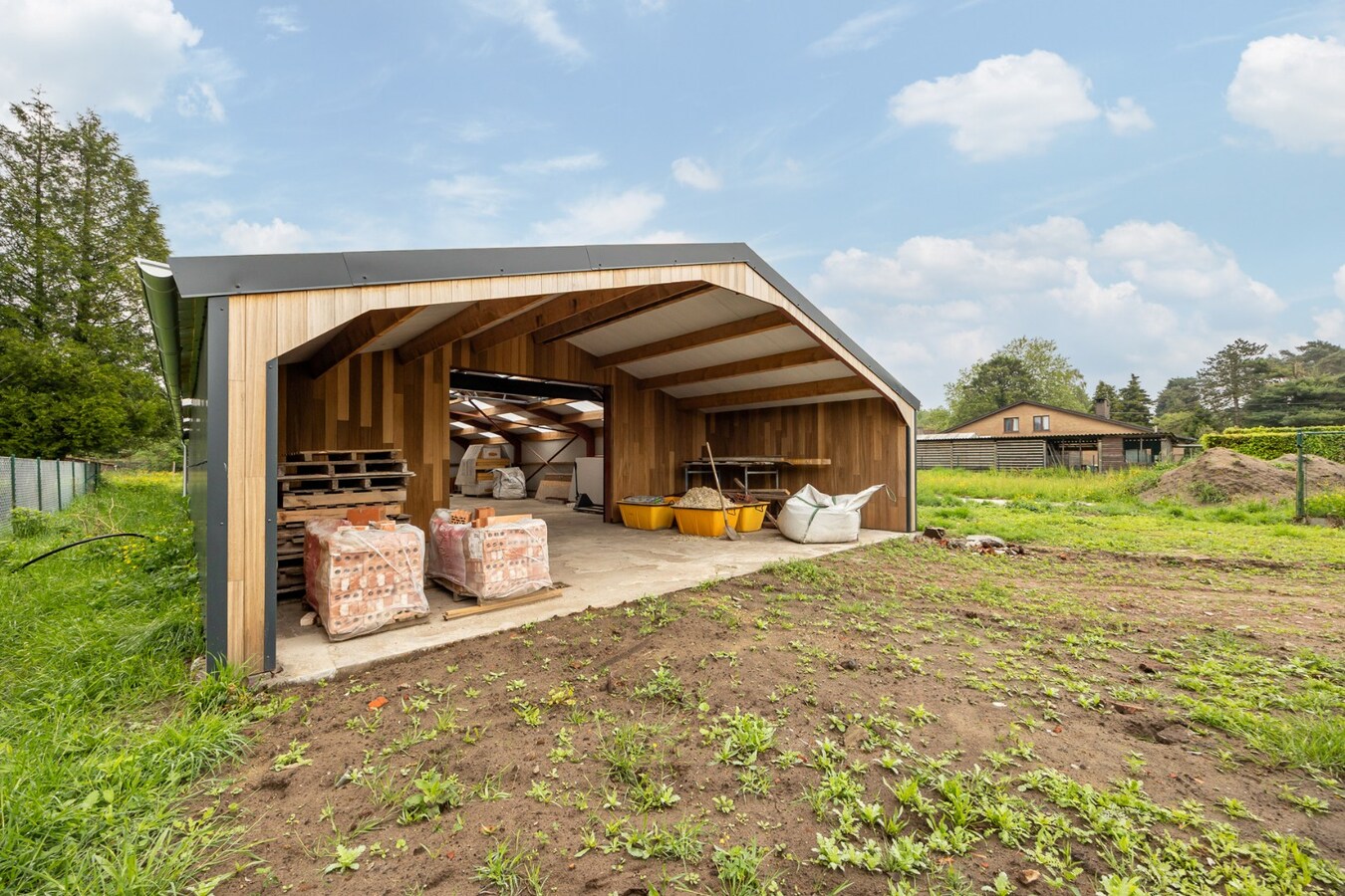 Vernieuwbouwwoning met ruim nieuwbouwmagazijn van 155 m² 