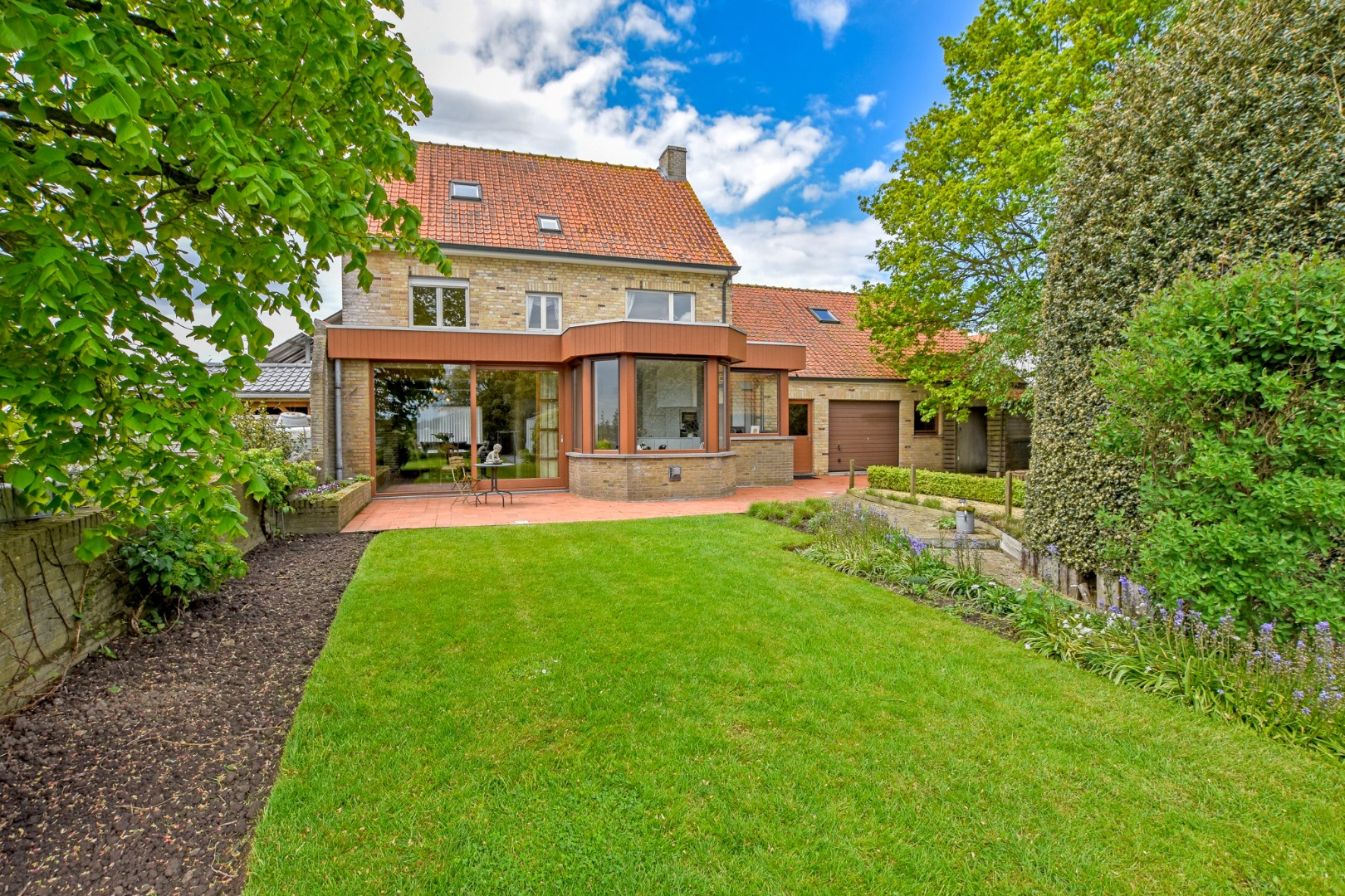 Ruime woning met prachtige verzichten, 5 slaapkamers en dubbele garage. 