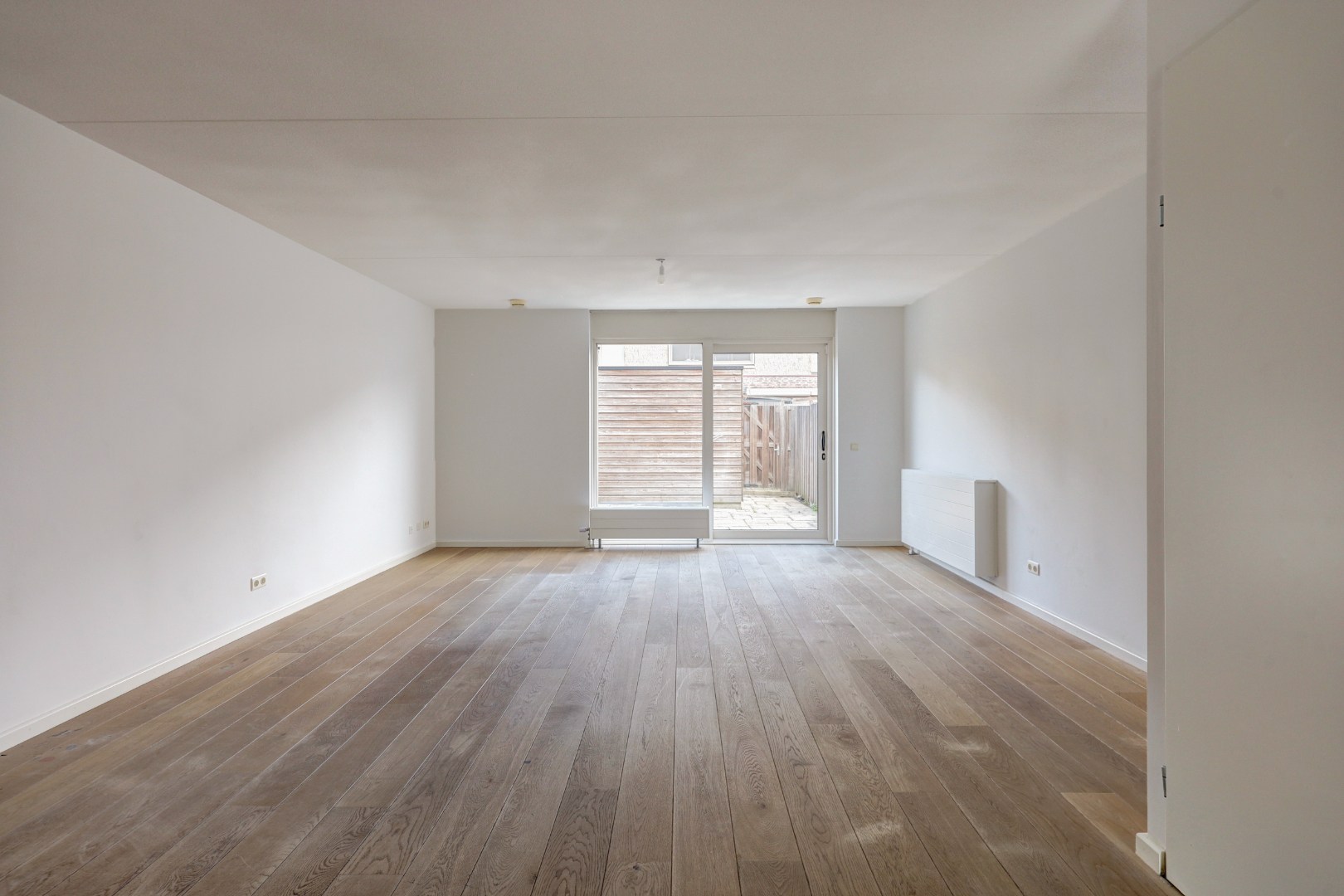 Energiezuinige (A-label) en instapklare 6-kamer tussenwoning met lichte woonkamer, moderne keuken, vijf slaapkamers, zonnige onderhoudsvriendelijke tuin met achterom en gelegen op eigen grond. 