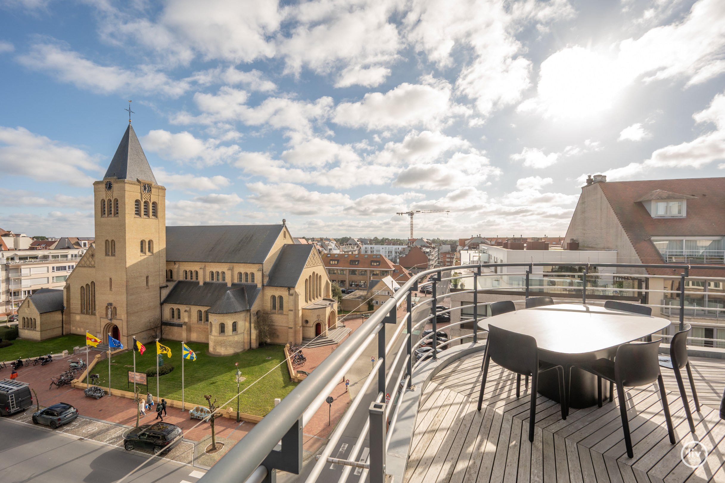 Uniek HOEK duplexappartement/penthouse met panoramisch uitzicht over de Dumortierlaan te Knokke. 