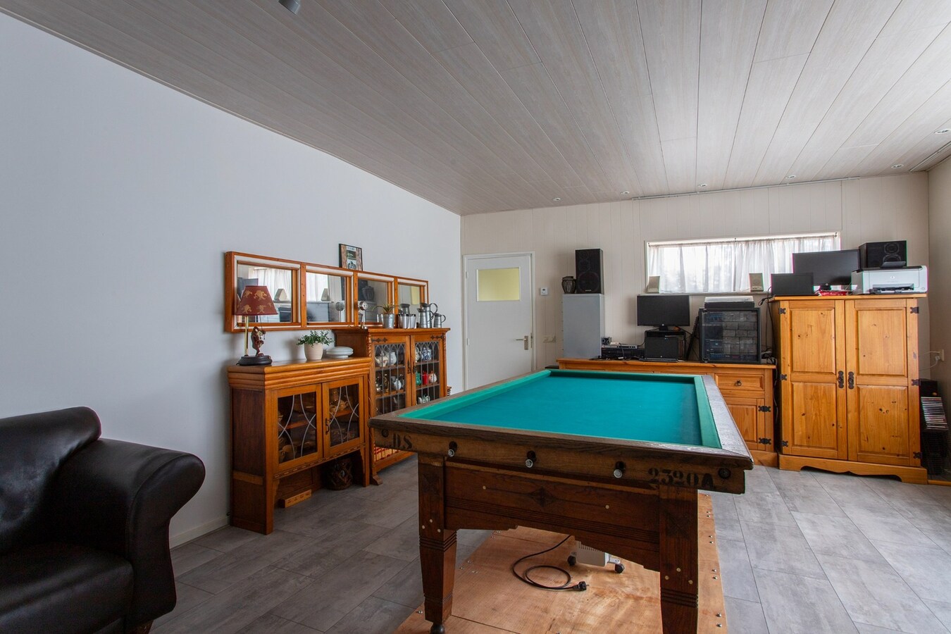 Vrijstaande, goed onderhouden woning met inpandige garage en multifunctionele ruimte, gelegen op een perceel van 312 m2. 