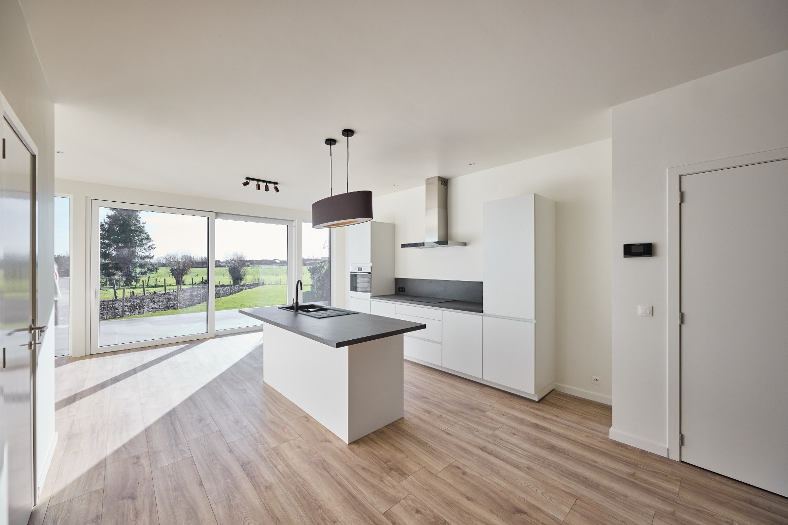 Volledig gerenoveerde centrumwoning in het hartje van Sint-Lodewijk op 442 m²! 