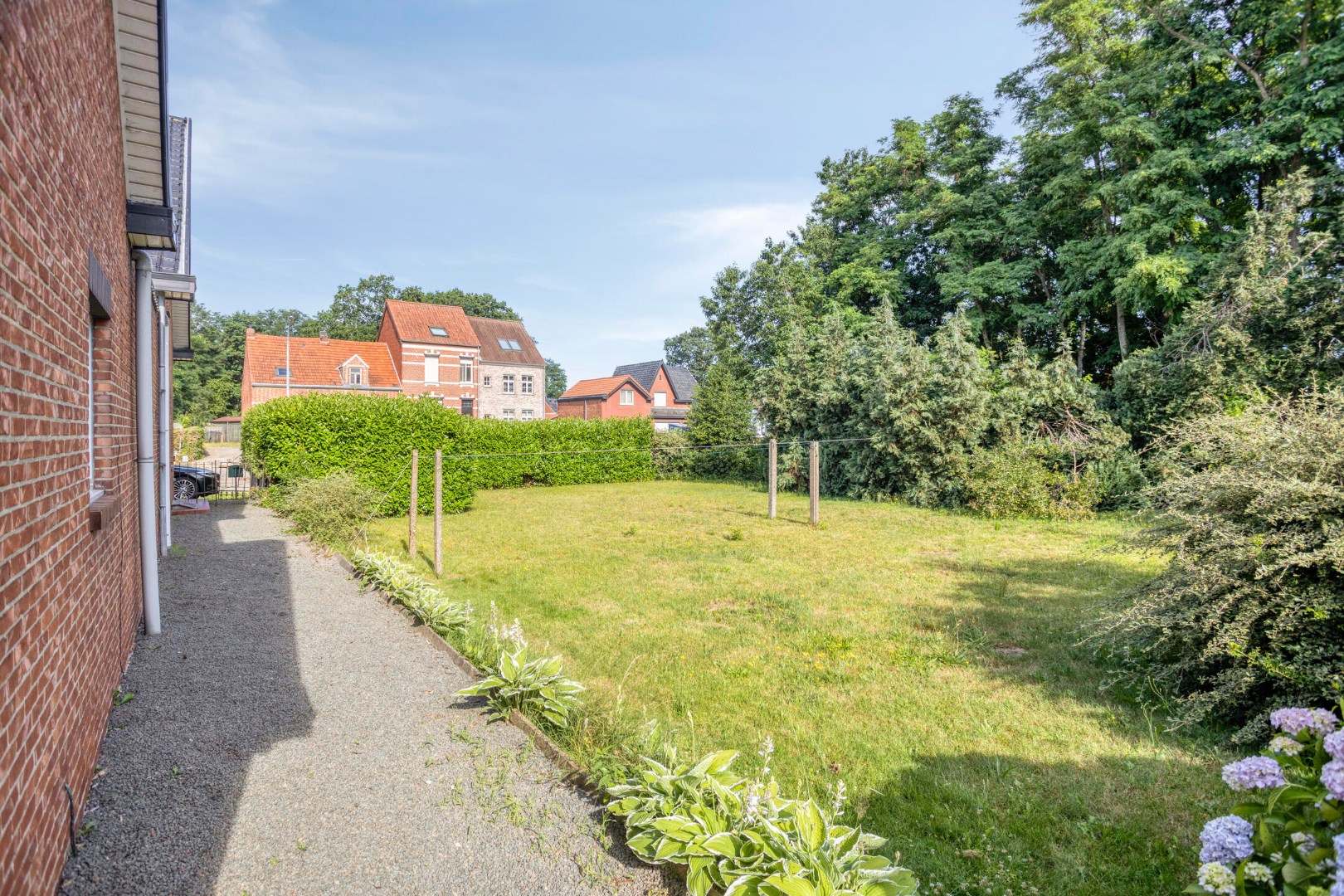 Te renoveren gezinswoning met 3 slpk. en ruime garage in Geel 