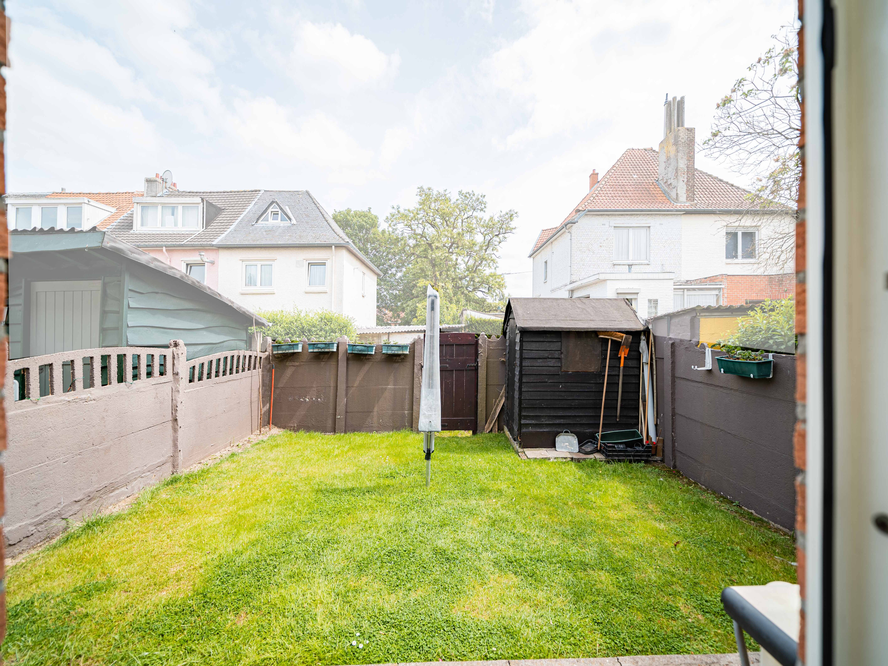 Uitzonderlijk goed onderhouden instapklare woning met 3 slaapkamers en tuin 