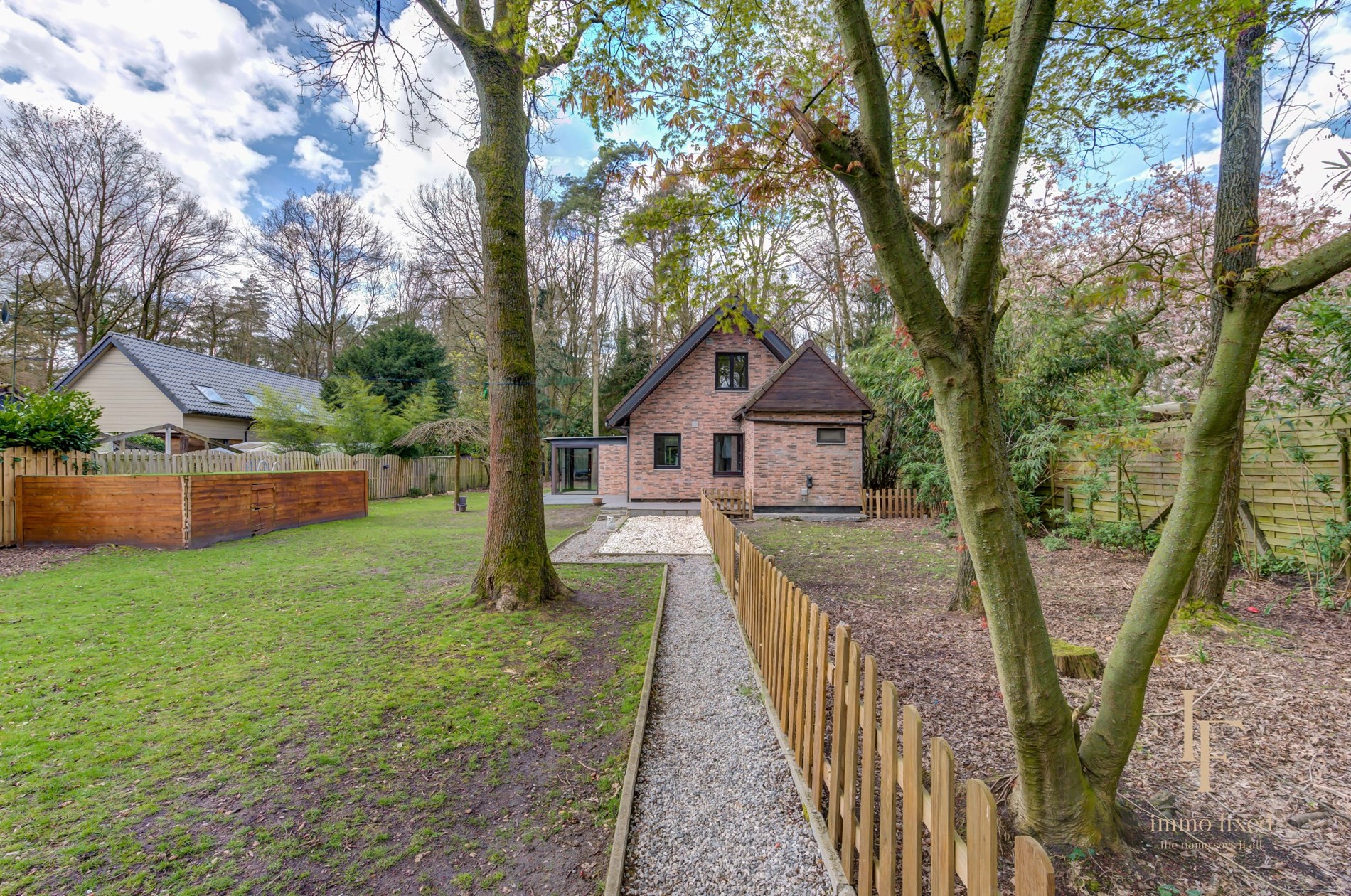 Vrijstaande woning (TE RENOVEREN) op 1400m2 grond te Schilde! 