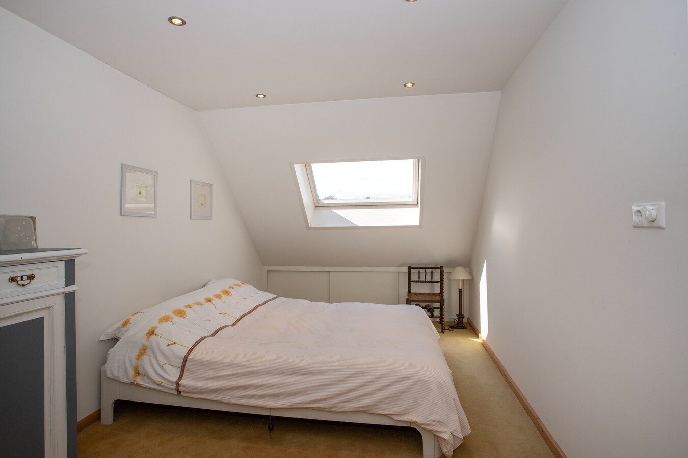 Degelijk gebouwde en perfect onderhouden vrijstaand-geschakelde gezinswoning aan ‘De Lovensbroek’. 