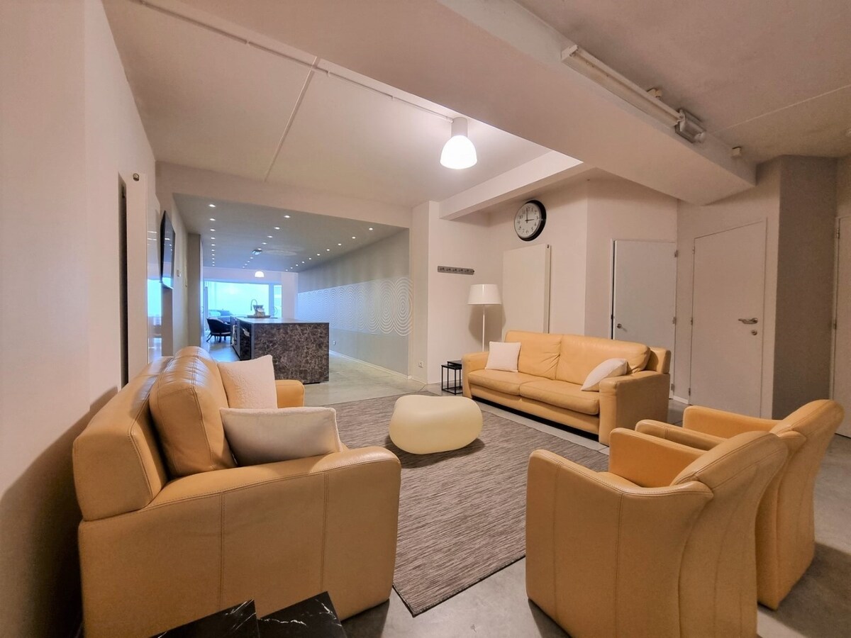 Uitzonderlijk appartement/loft op de zeedijk van Heist (271 m² bew. opp!!) 