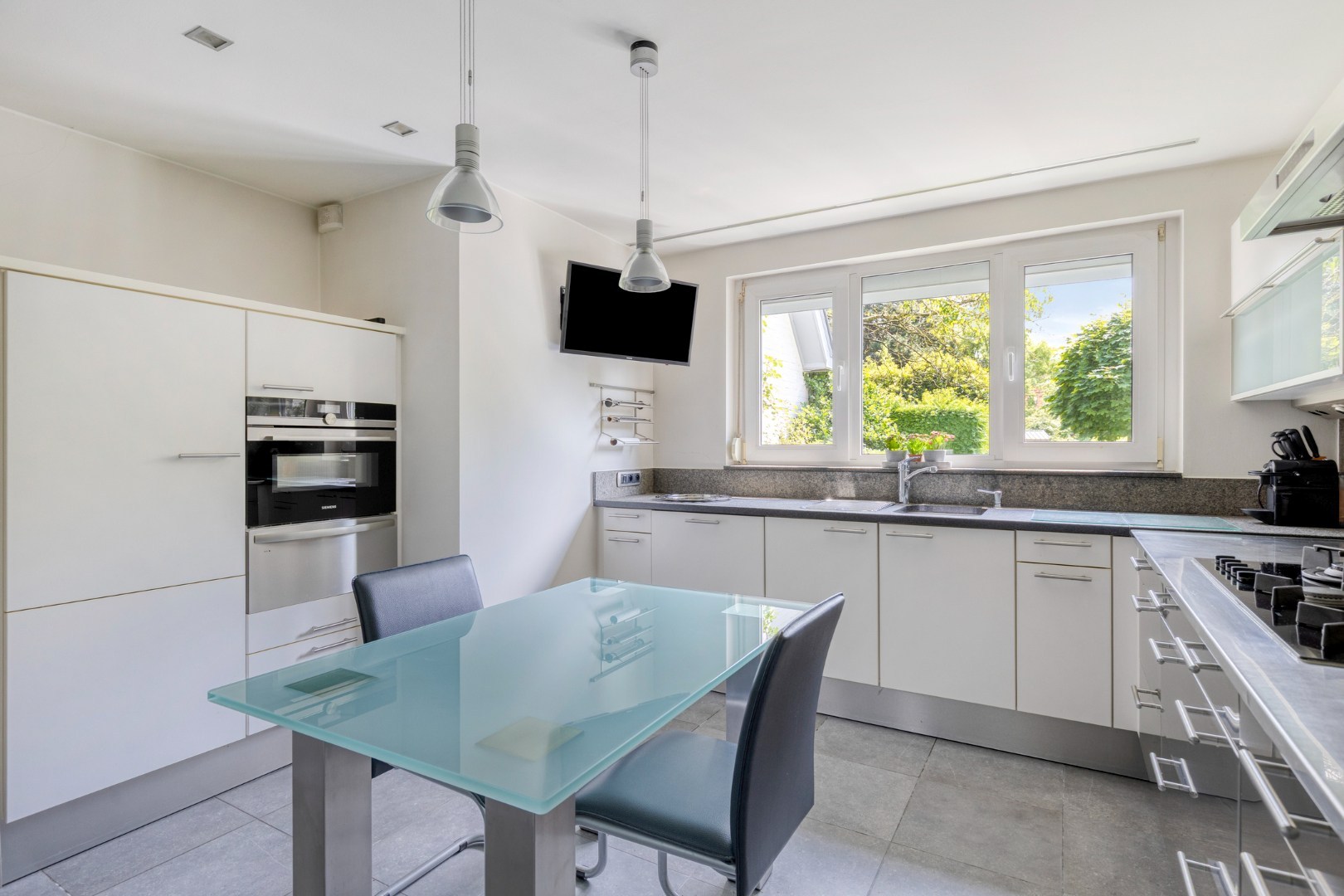 Statige woning met prachtige tuin op een unieke ligging in Geel-centrum 