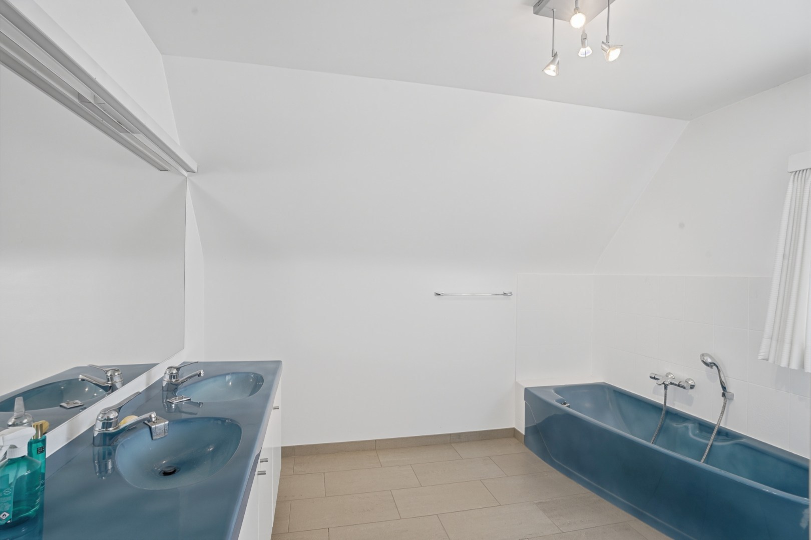 Alleenstaande woning met zonnige tuin op 980 m² 