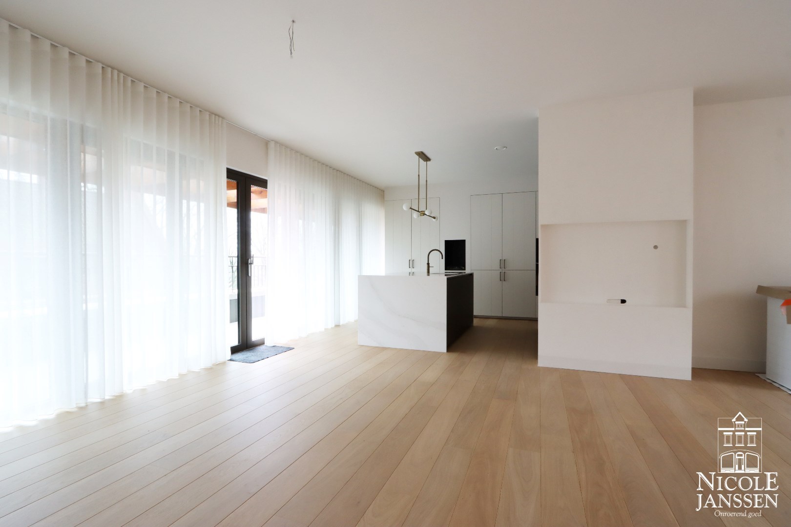 Ruime woonkamer met open keuken en toegang tot terras