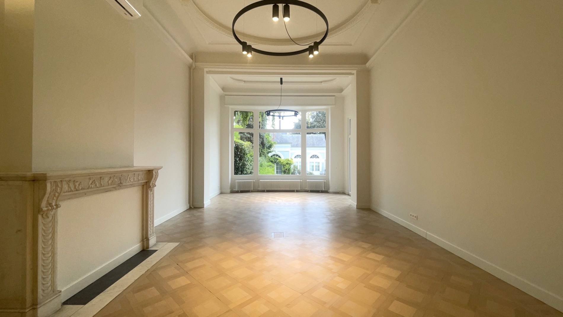 Exclusief kantoorgebouw te huur dichtbij de Leien in Antwerpen