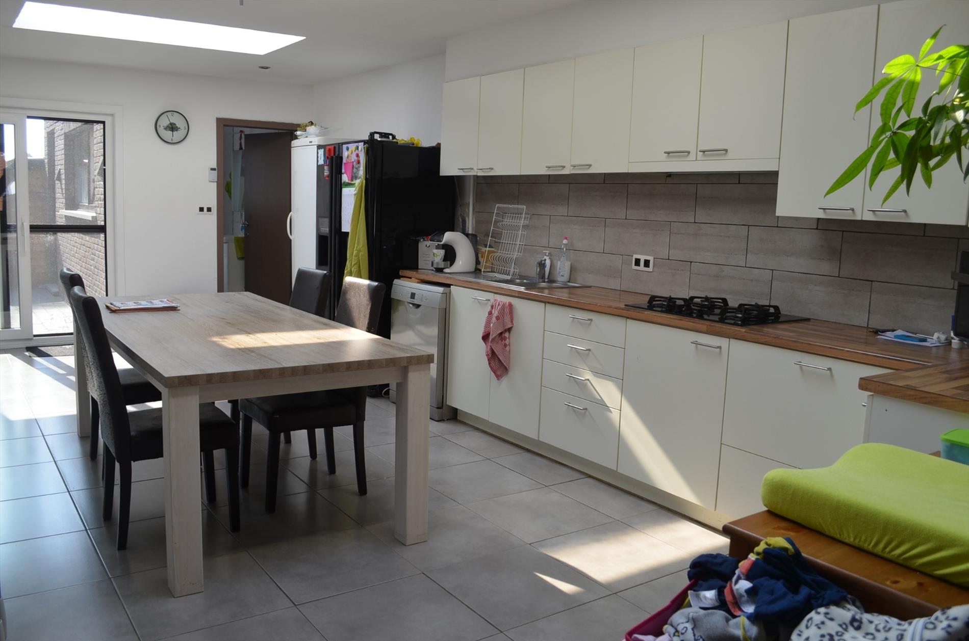 Gerenoveerde gezinswoning met 4 slpks en tuin te centrum Eeklo 