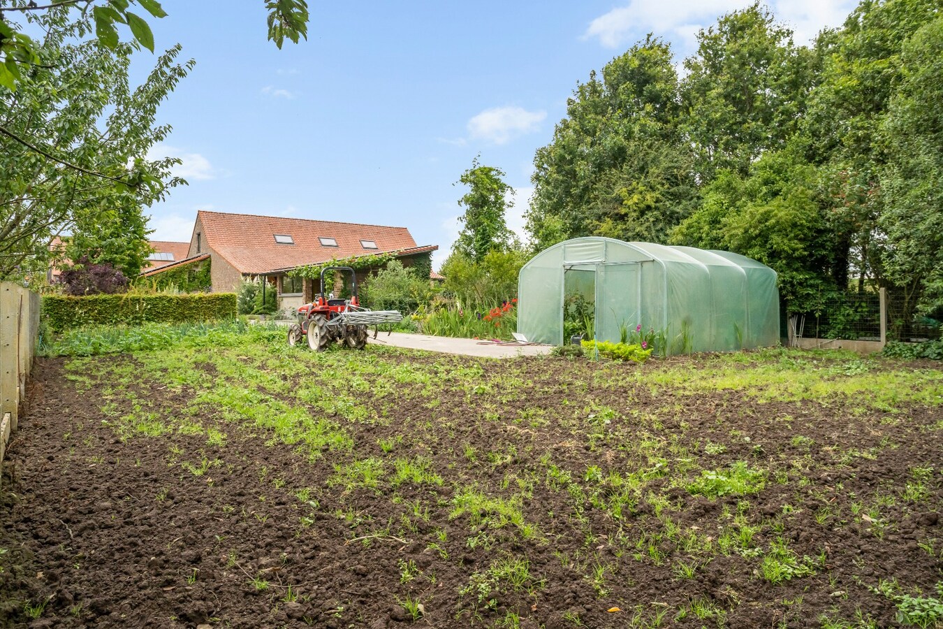 Unieke vierkantshoeve op toplocatie in Heuvelland te koop! 