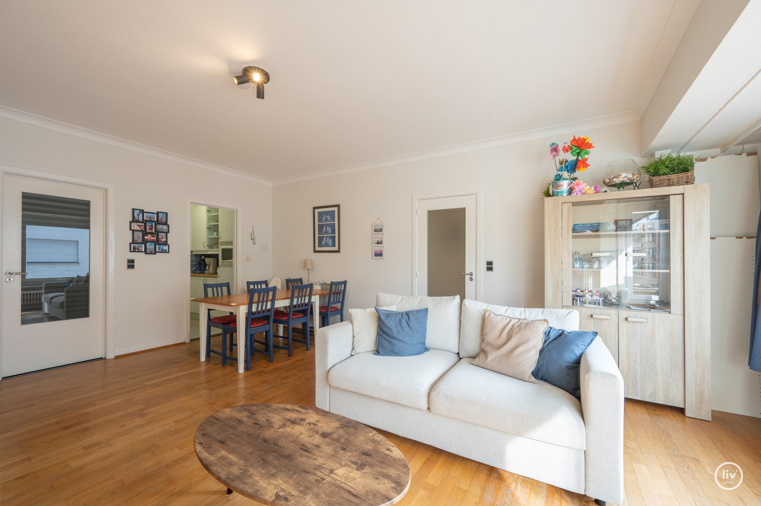 Instapklaar appartement met 2 slaapkamers nabij strand en Lippenslaan te Knokke. 
