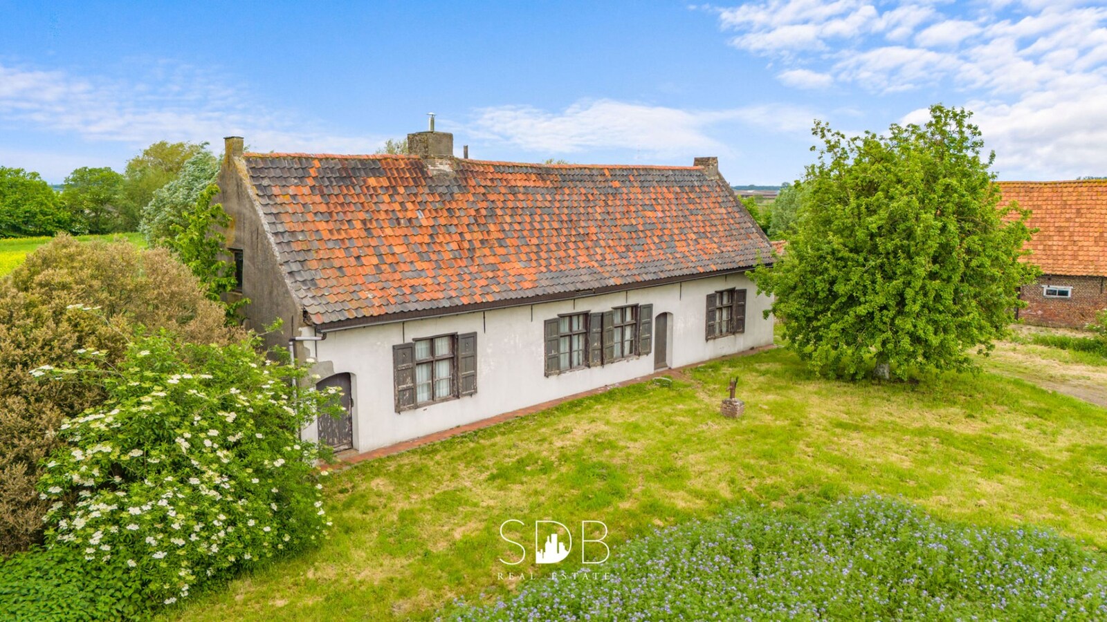 Prachtige hofstede met hoeve, bakhuisje, schuur en graslanden op circa 2,2 HA 
