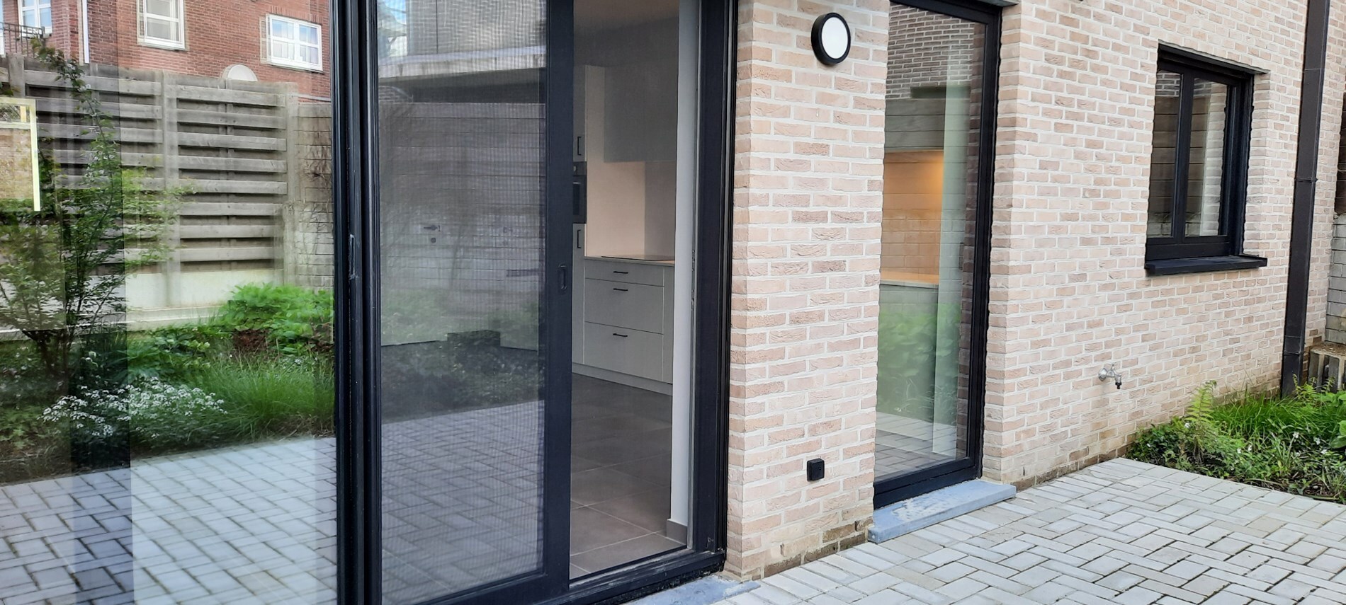 Een prachtig nieuwbouw gelijkvloers appartement met 2 slaapkamers, terras en inpandige autostandplaats. 