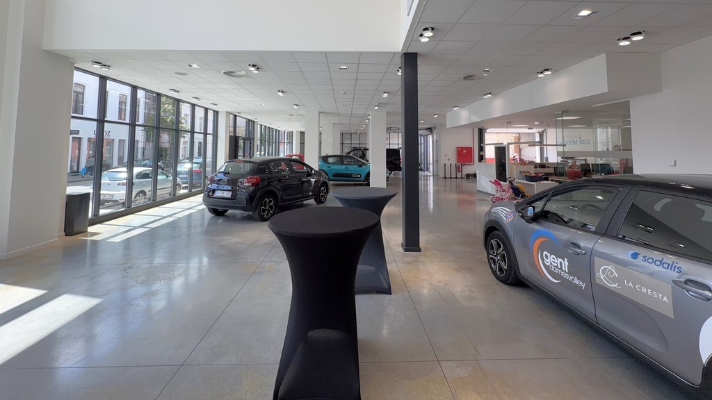 Showroom met magazijn te huur aan het Handelsdok in Gent