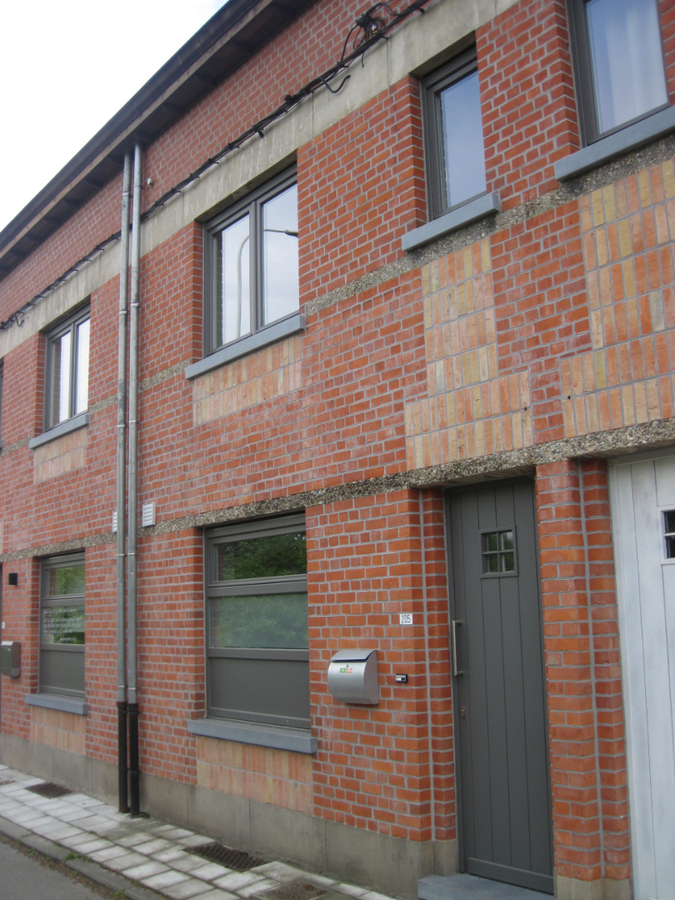 Recent vernieuwde rijwoning nabij de Schelde. 