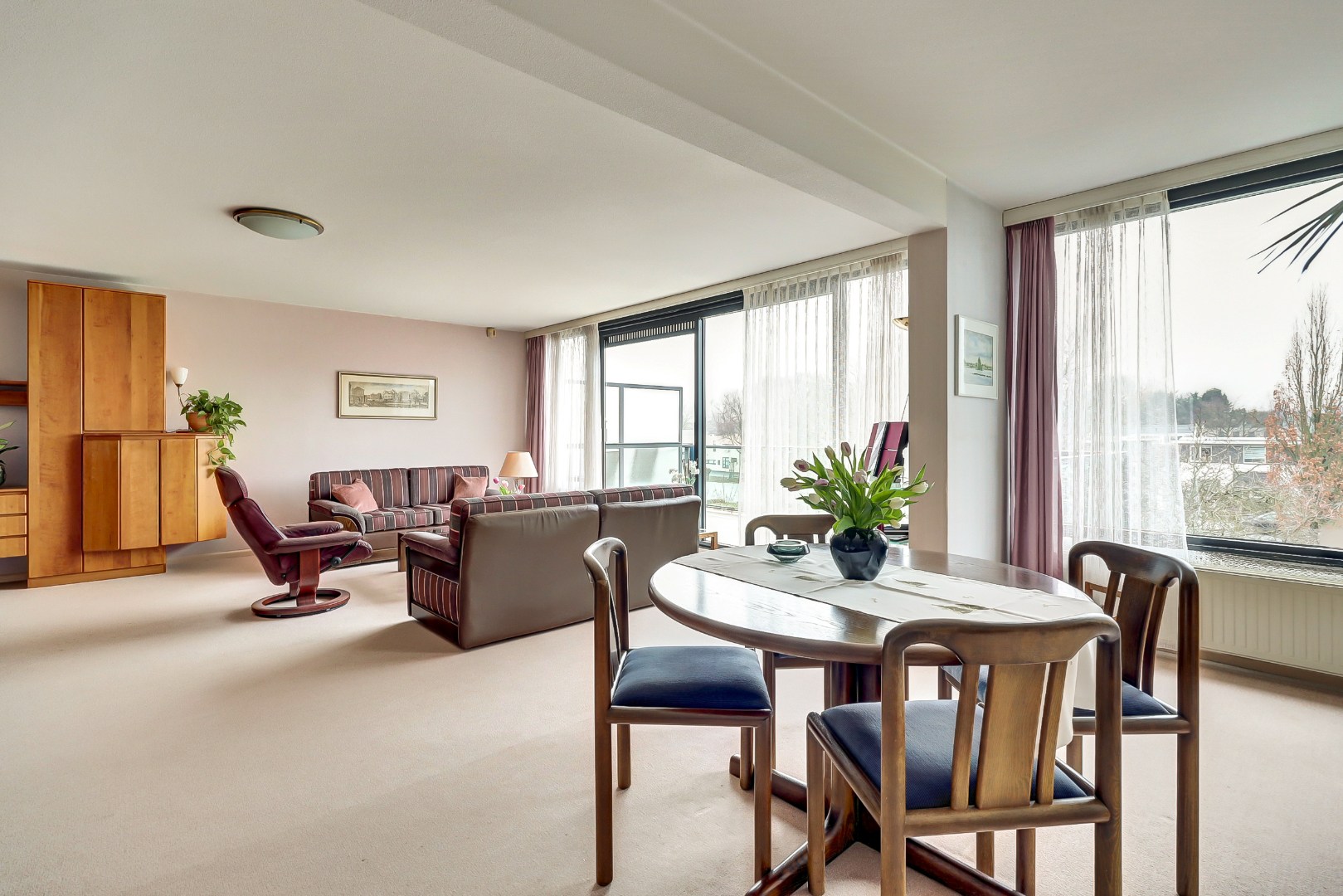 Licht en royaal 3-kamerappartement op de 2e etage met riant balkon en een garagebox in de onderbouw. 