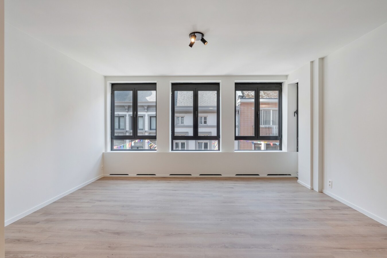 Stijlvol gerenoveerd appartement met moderne uitstraling in het centrum van Maaseik! 