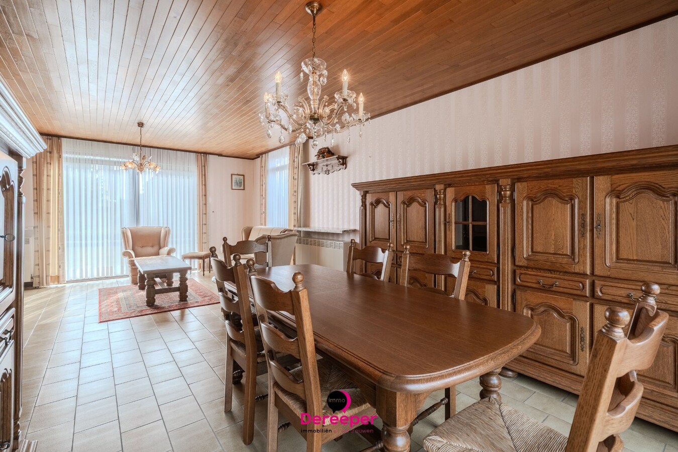Te renoveren bungalow op ruim perceel van 678 m² 