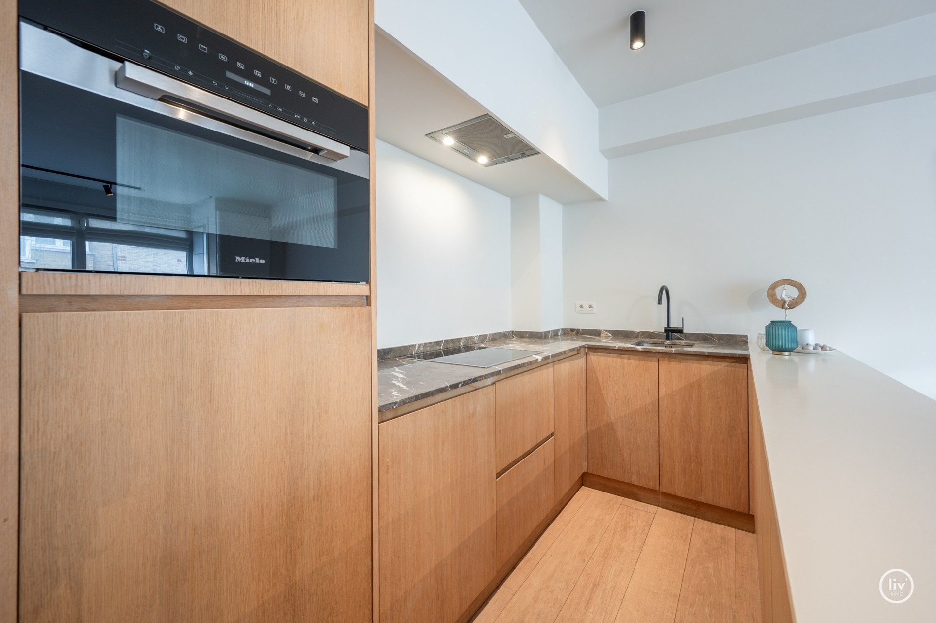 Prachtig gerenoveerd 2 slaapkamerappartement op een aangename ligging vlakbij de Lippenslaan te Knokke. 