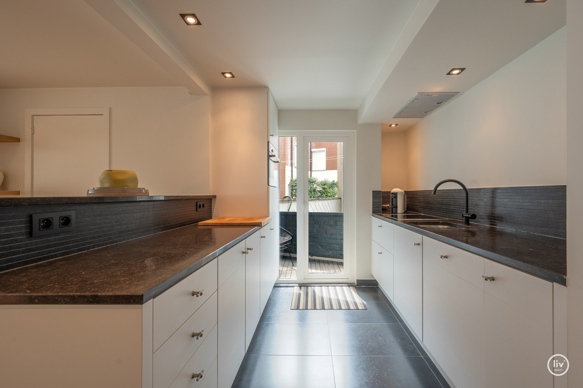 Appartement spacieux et prêt à emménager avec 3 chambres, très bien situé à proximité des commerces de l'avenue Dumortier et de l'a 