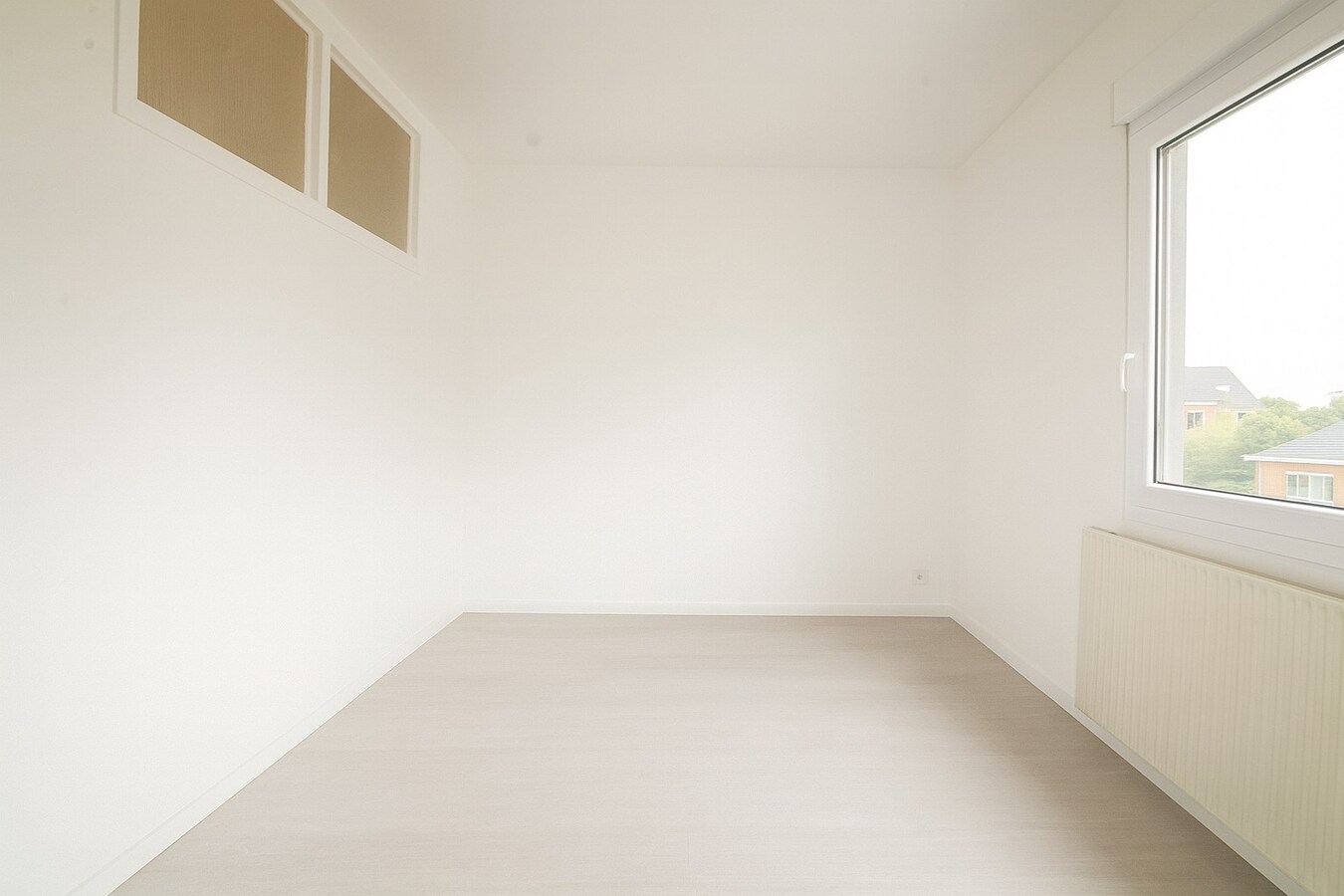 Te koop: Uitzonderlijk ruime stadswoning met 6 slaapkamers, garage en tuin in het hart van Sint-Niklaas! 