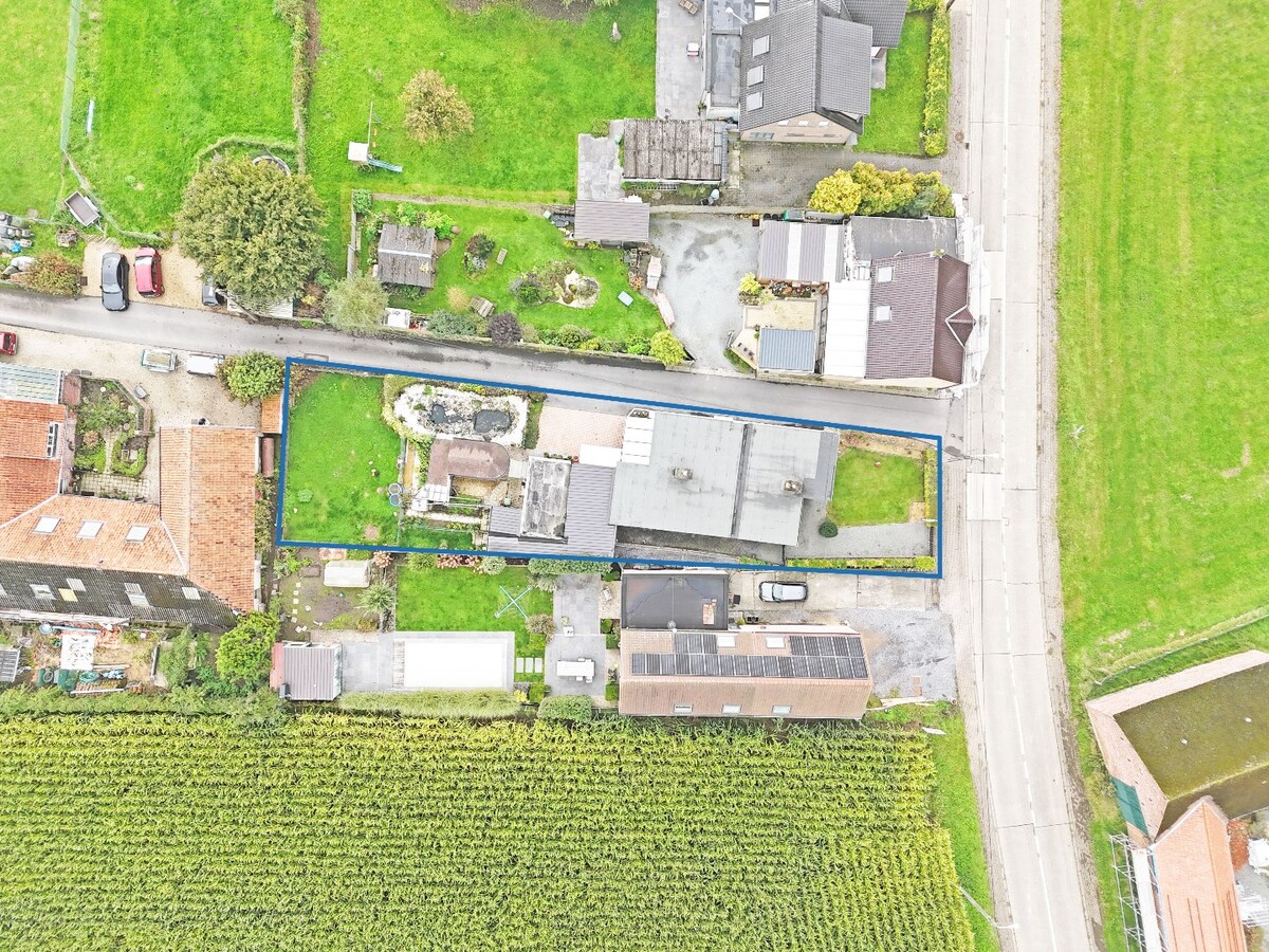 Seventies laagbouw met 2 garages en tuin te Erwetegem 