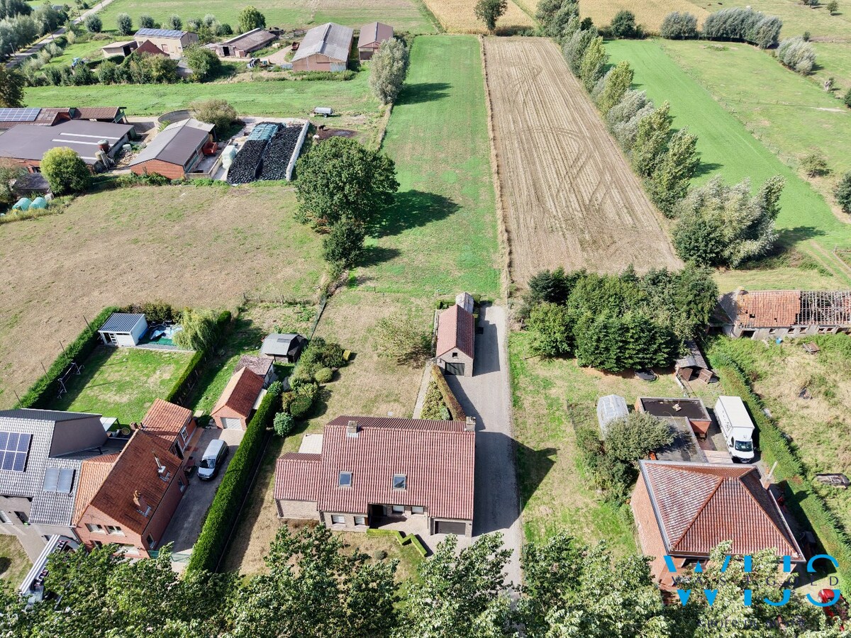 Ruime en uiterst goed onderhouden open bebouwing op een uitzonderlijk ruim perceel in Sleidinge 