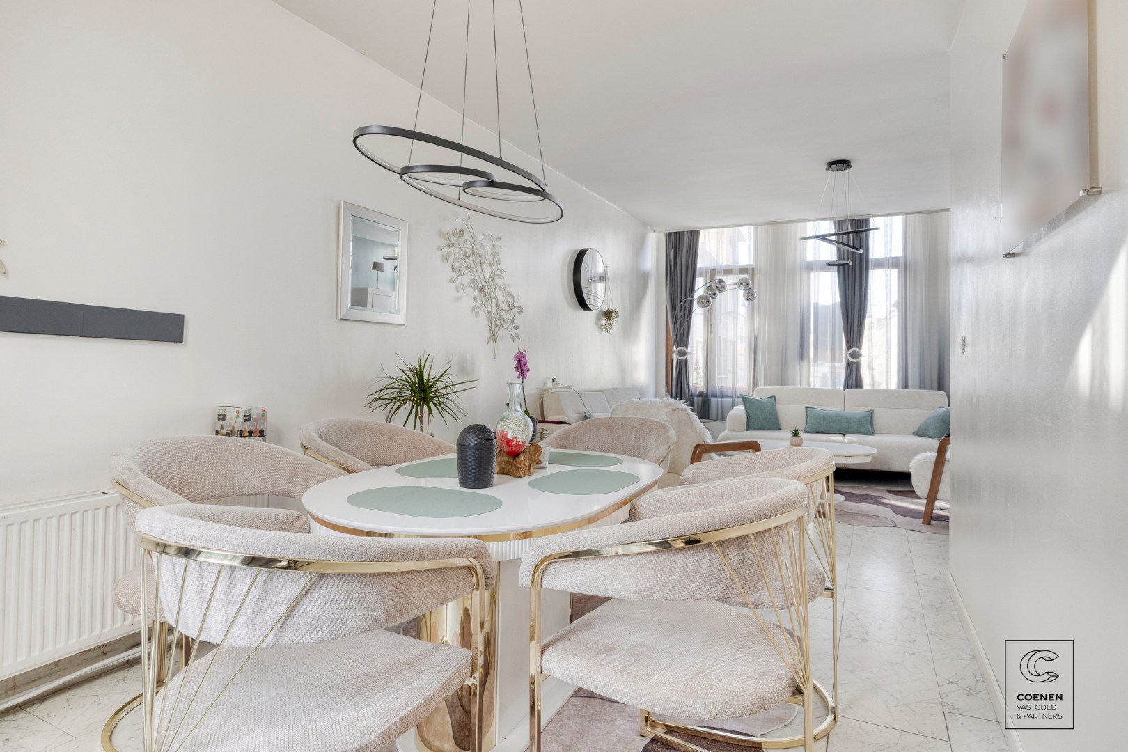 Ruime handelswoning, momenteel ingericht als handelsruimte en 2 appartementen op goede ligging te Antwerpen! 