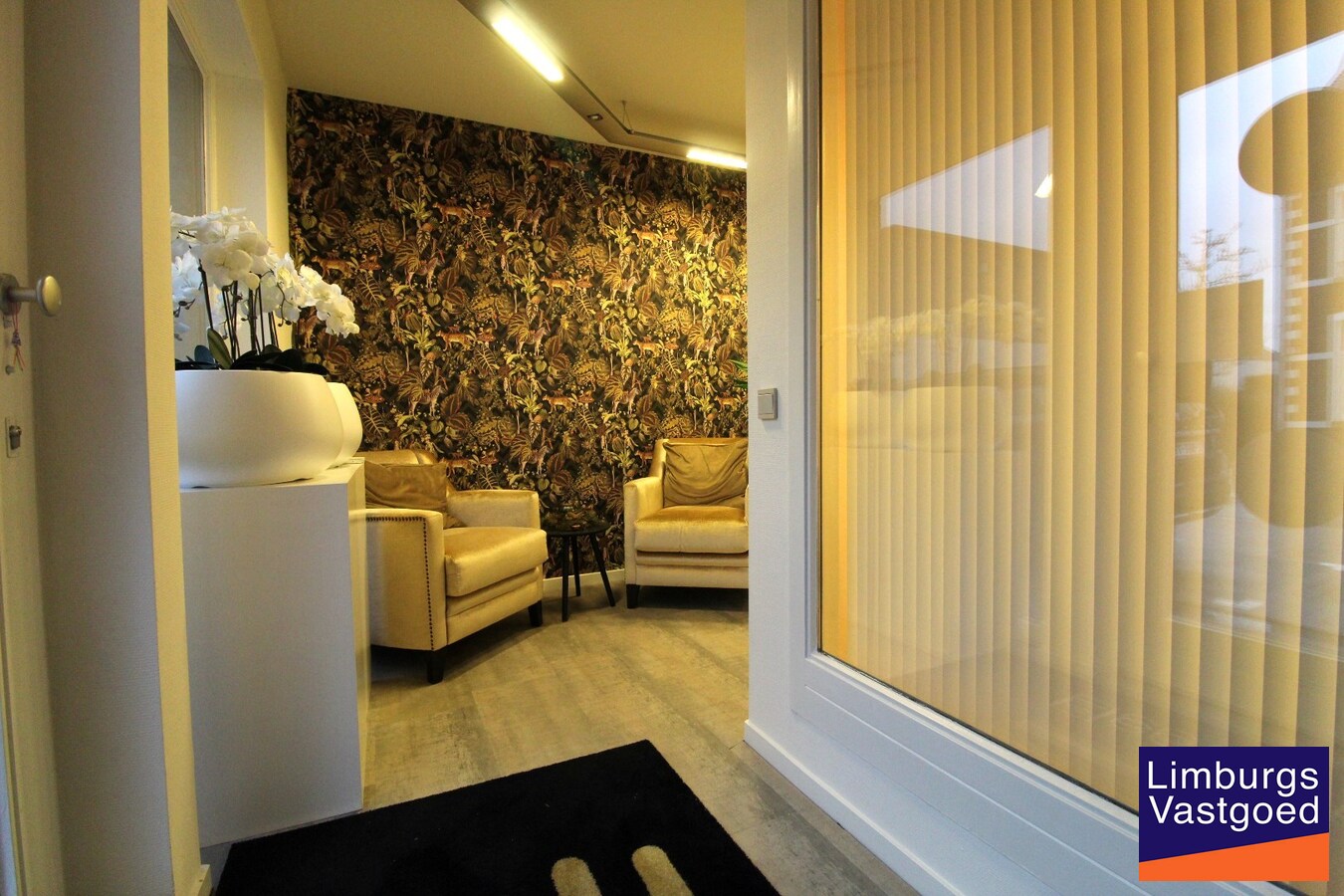 Handels/praktijkruimte, 110m², kelder met drijfkracht, parking 